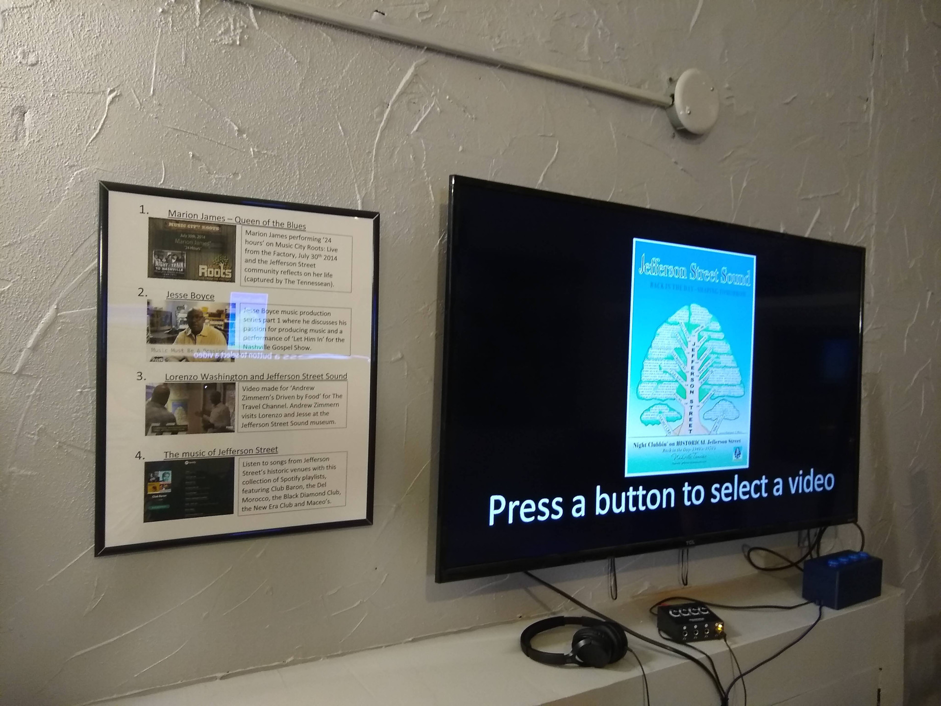 Button-based Raspberry Pi-based video player in a museum